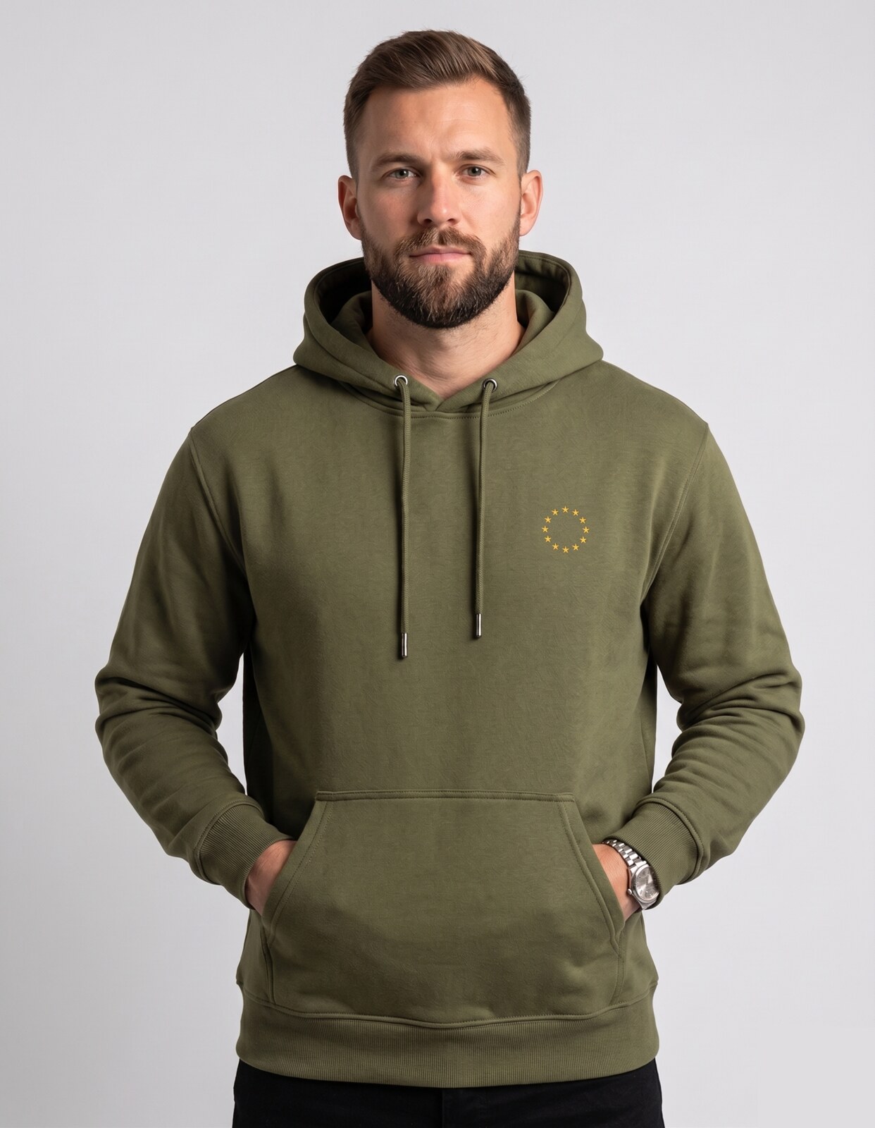 Reflex Blue N° 02 Hoodie Olive mit besticktem Zwölf-Sterne EU-Emblem in Gold