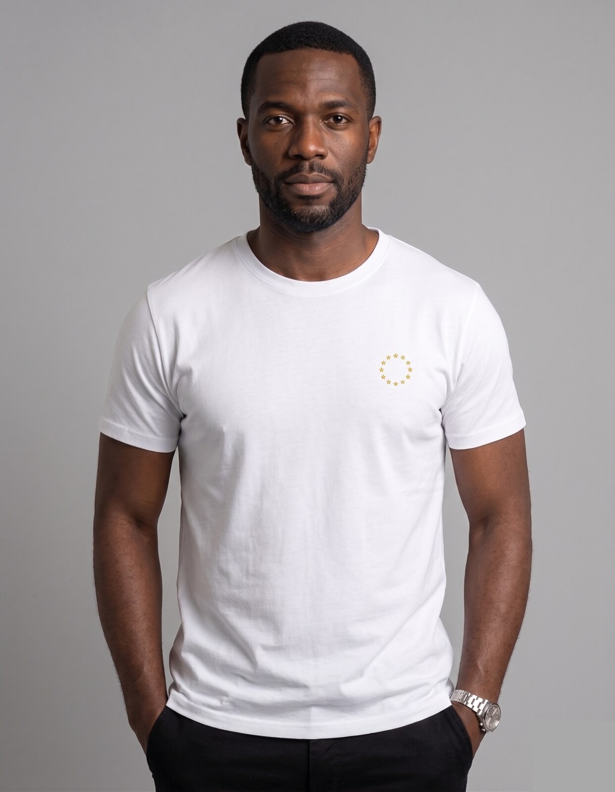 Reflex Blue N° 01 T-Shirt Weiß mit besticktem Zwölf-Sterne EU-Emblem in Gold